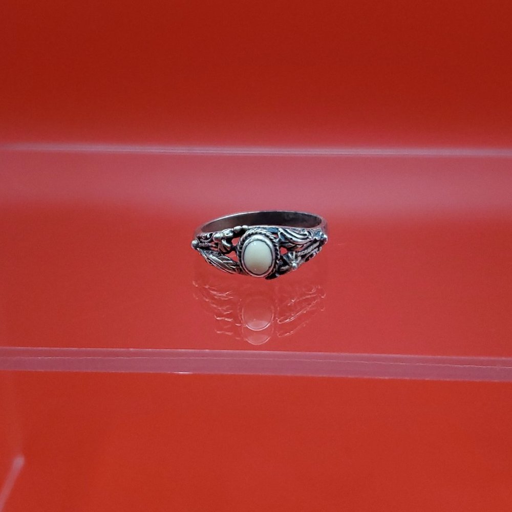 Size 6 925 Sterling Silver Heavily Worn Tarnished Cream Material Ring